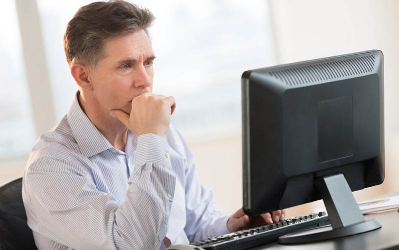 мужчина смотрит в компьютер